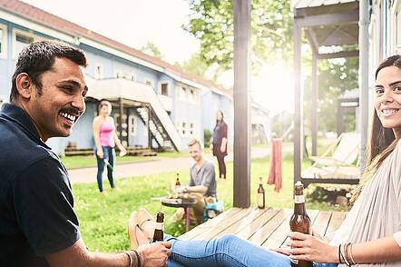 Foto: Studierende bei gemeinsamem Grillabend im Studentenwohnheim                         