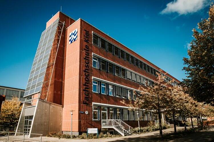 Foto: Außenansicht des Hochschulgebäudes der Fachhochschule Kiel.