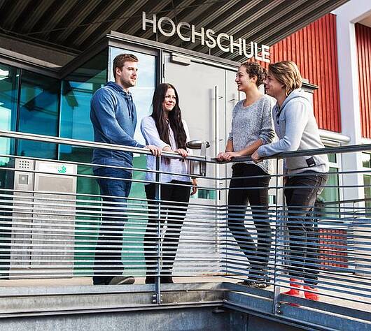 Foto: Studierende vor dem Eingangsbereich der Hochschule Furtwangen