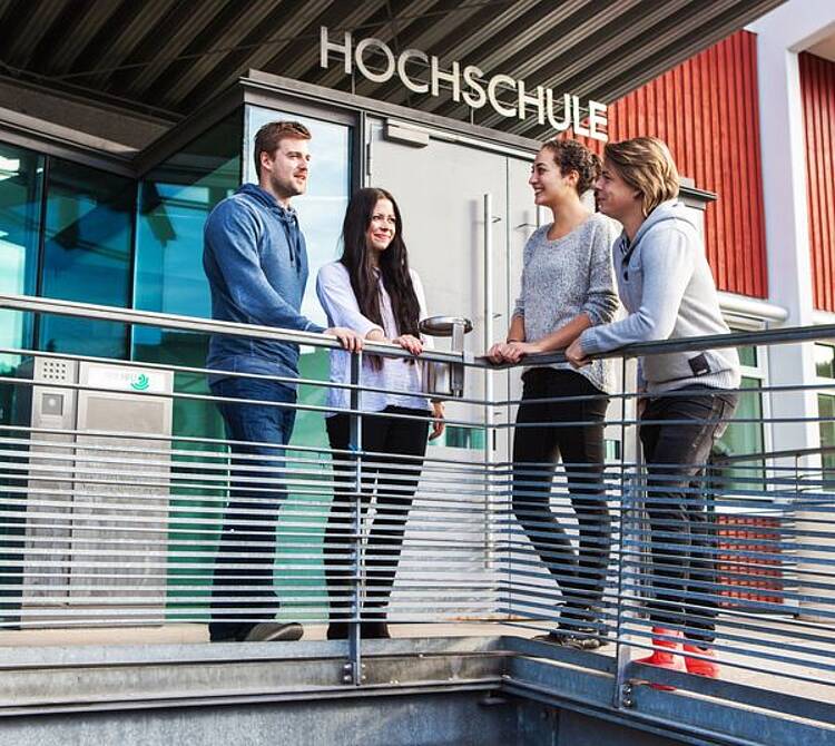 Foto: Studierende vor dem Eingangsbereich der Hochschule Furtwangen