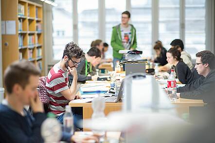 Foto: Studierende des KIT arbeiten in der Bibliothek.  