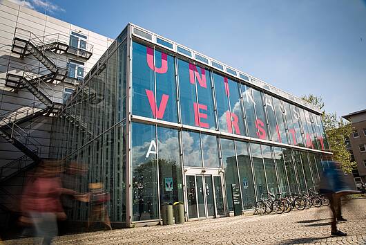 Foto: Blick auf den Eingang der Universität Kassel