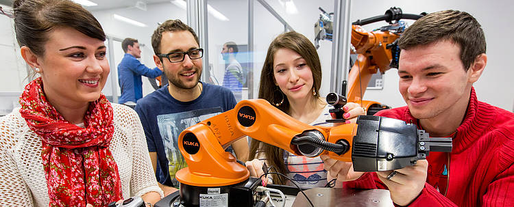 Studierende bei einer Praxisübung (Foto: Hochschule Kempten)