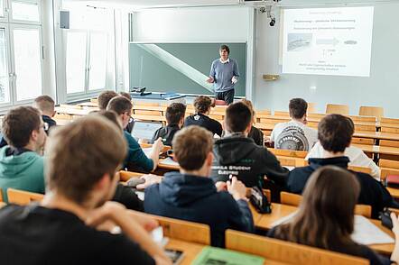Studenten lernen am 24.04.2017 an der Technischen Universität Ilmenau ( Thueringen ) Foto: Michael Reichel /arifoto.de