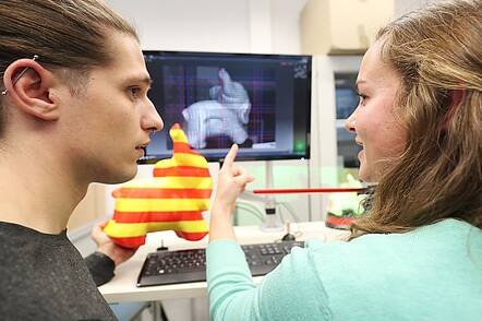 Foto: Studierende der Hochschule Landshut diskutieren und arbeiten am PC