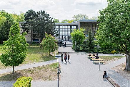 Foto: Marktplatz vor dem Hauptgebäude der Evangelischen Hochschule Berlin
