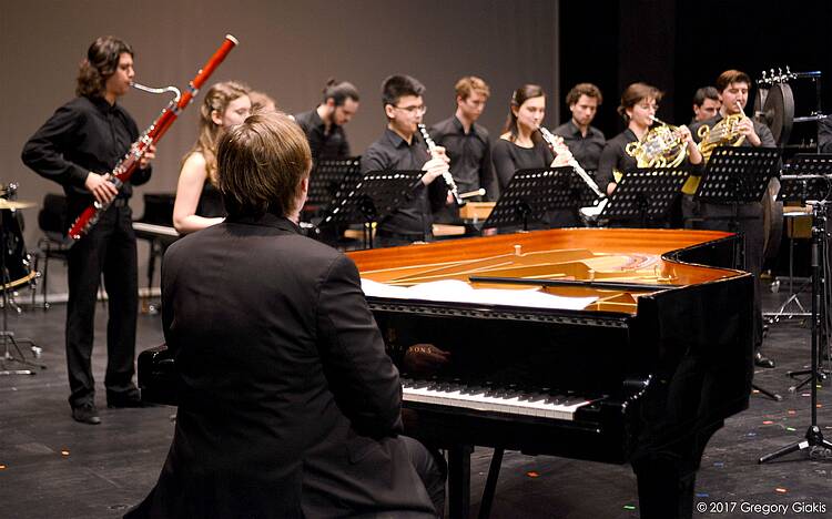 Ensemble Oktopus der Hochschule für Musik und Theater München (Foto: Gregrory Giakis) Foto: Auftritt eines Orchesters mit Pianist am Flügel