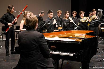 Foto: Auftritt eines Orchesters mit Pianist am Flügel
