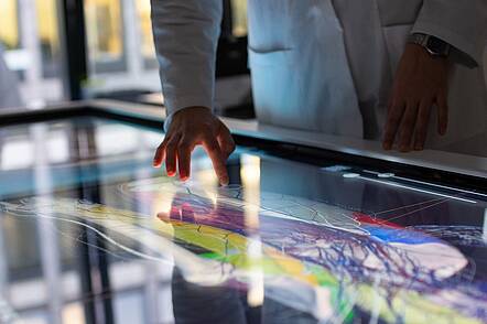 Foto: Studierende an der Arbeit an digitalen Modellen