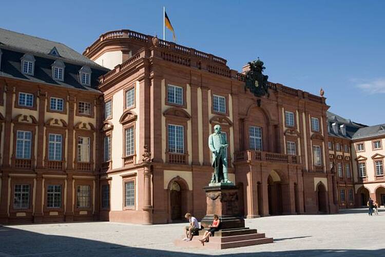 Hauptgebäude der Universität Mannheim (Foto: Universität Mannheim) Foto: Blick auf das Hauptgebäude der Universität Mannheim