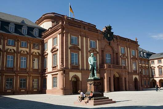 Foto: Blick auf das Hauptgebäude der Universität Mannheim