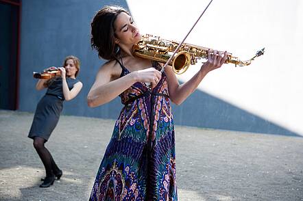 Foto: Studierende spielt Saxophon mit Geigenbogen