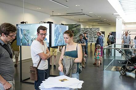 Foto: Studierende präsentieren Ihre Werke in einer Ausstellung im Studiofoyer der Kunsthochschule für Medien Köln 