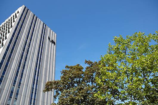 Foto: Blick von außen auf das Hochhaus auf dem Campus Darmstadt