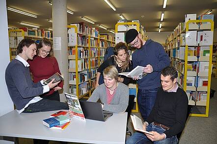 Studierende in der Bibliothek der Evangelischen Hochschule Ludwigsburg (Foto: Evangelische Hochschule Ludwigsburg)