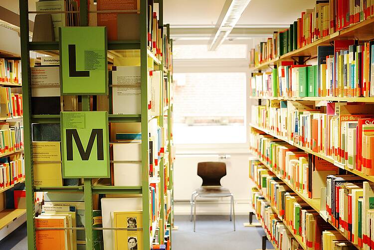 Foto: Blick auf Bücherregale in der Bibliothek der Evangelischen Hochschule für Soziale Arbeit & Diakonie