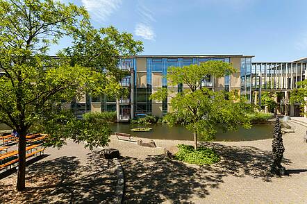 Foto: Blick über den Campus auf das Hochschulgebäude der EBZ Business School.