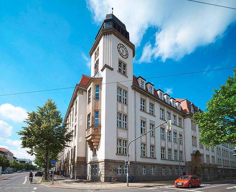 Foto: Blick auf den Geutebrück-Bau der HTWK Leipzig an der Karl-Liebknecht-Straße 