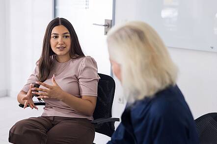 Gespräch zwischen Studentin und Lehrperson an der accadis Hochschule (Foto: accadis Hochschule Bad Homburg) Foto: Eine Studentin unterhält sich mit einer Lehrperson