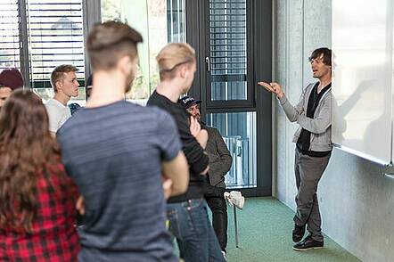 Foto: Studierende hören eine Vorlesung an der Hochschule für Kommunikation und Gestaltung