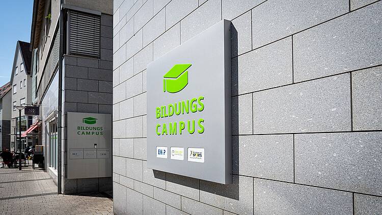 Bildungscampus Backnang der EHiP (Europäische Hochschule für Innovation und Perspektive EHiP) Foto: Blick auf das Campusschild am Hochschulgebäude der EHiP