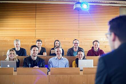 Foto: Studierende der Katholischen Universität Eichstätt-Ingolstadt bei einer Vorlesung im Hörsaal