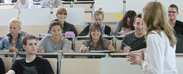 Studierende bei einer Vorlesung im Hörsaal (Foto: Florian Hammerich/Technische Hochschule Rosenheim)