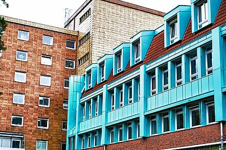 Foto: Blick auf die hellblaue Fassade der Evangelischen Hochschule für Soziale Arbeit & Diakonie