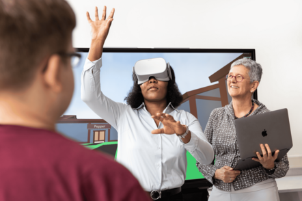 Foto: Studierende und Professorin arbeiten an einer Virtual-Reality-Brille.