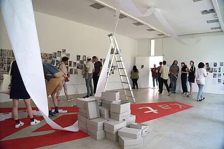 Foto: Studierende eröffnen eine Ausstellung an der Akademie der Bildenden Künste Nürnberg