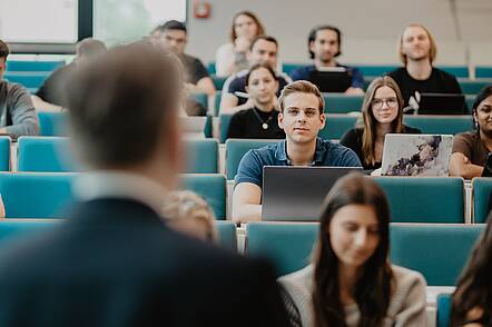 Studierende im Hörsaal (Foto: Burcunur Czyz/FOM) Foto: Studierende hören eine Vorlesung im Hörsaal.