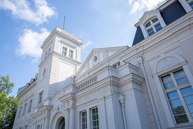 Foto: Blick auf die Health and Medical University Potsdam mit ihrer weißen Fassade