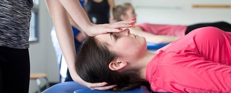 Massageübungen (Foto: Hochschule Fresenius Idstein)