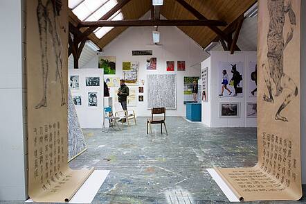 Foto: Ateliereinblick bei der Malerei 