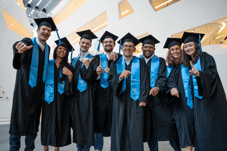 Foto: Graduierende der Tomorrow University of Applied Sciences.