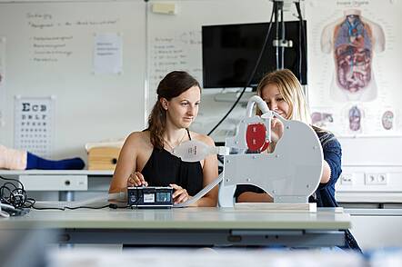 Pflege (Foto: TH Rosenheim/Florian Hammerich)