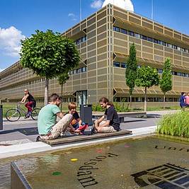 Studierende auf dem Campus Golm der Universität Potsdam (Foto: Karla Fritze/Universität Potsdam)