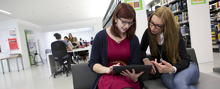 Studentinnen in der Bibliothek der Universität Köln (Foto: Universität zu Köln/Fabian Stürtz)