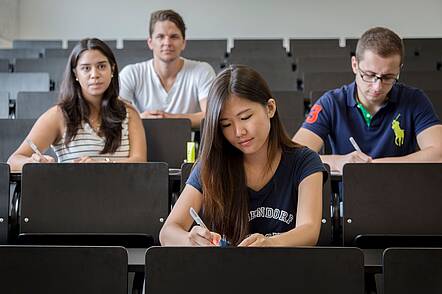 Studierende im Hörsaal (Foto: TH Deggendorf) Foto: Studierende der Technischen Hochschule Deggendorf sitzen im Hörsaal.