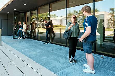Foto: Studierende vor einem Gebäude der Hochschule Aalen