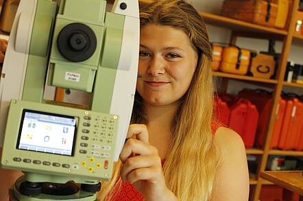 Foto: Studierende im Fachbereich Geomatik justiert Messinstrumente