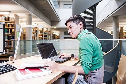 Studentin in der Bibliothek (Foto: Friedrich-Schiller-Universität Jena) Foto: Studierende bei der Arbeit in der Bibliothek