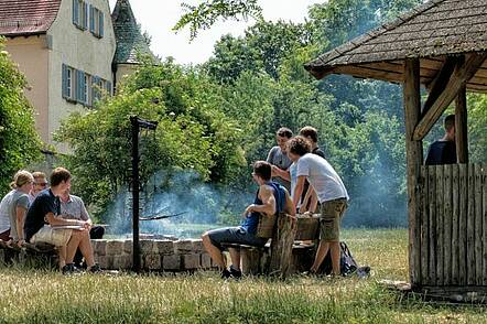 Foto: Studierende der Hochschule für Forstwirtschaft Rottenburg an der Feuerstelle beim gemeinsamen Grillen