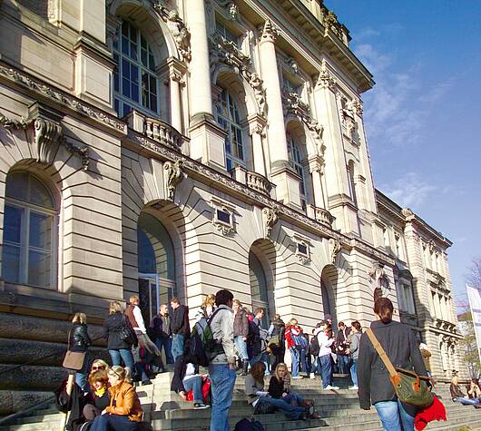 Foto: Studierende vor dem Hauptgebäude