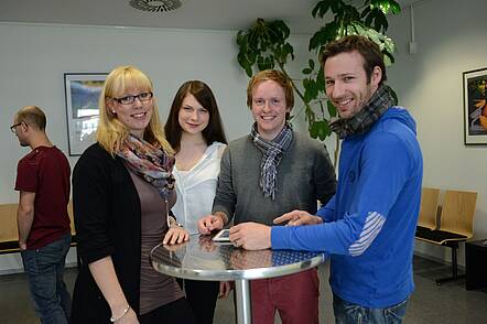 Foto. Studierende im Austausch