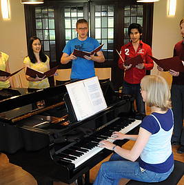Studierende beim Musizieren im Kammermusiksaal (Foto: Steffen Giersch/Hochschule für Kirchenmusik Dresden)