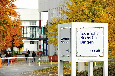 Foto: Blick auf den Campus Büdesheim der Technischen Hochschule Bingen mit Hochschulwegweiser im Vordergrund