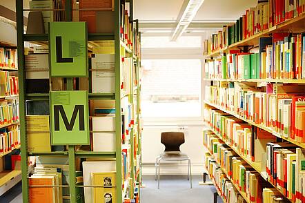 Foto: Blick in die Bibliothek der Evangelischen Hochschule für Soziale Arbeit & Diakonie 