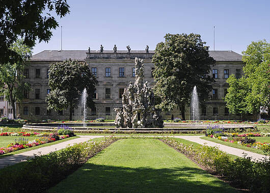Foto: Das Erlanger Schloss mit einer Parkanlage davor.