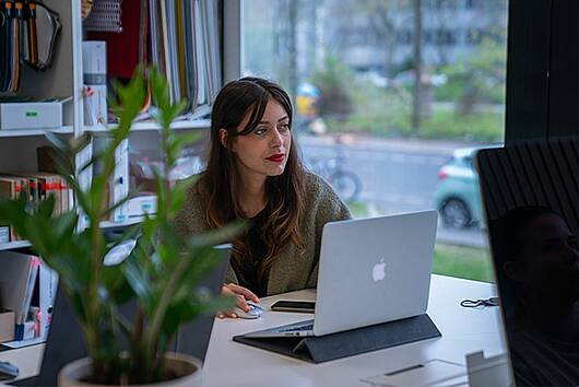 Foto: Eine Studentin der Berlin International arbeitet am Laptop
